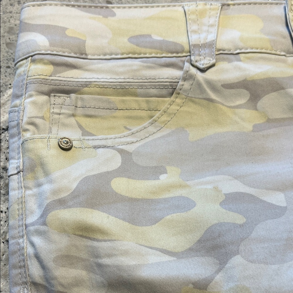 Democracy Light Yellow Camo Cropped Jeans Size 10 - Picture 9 of 9